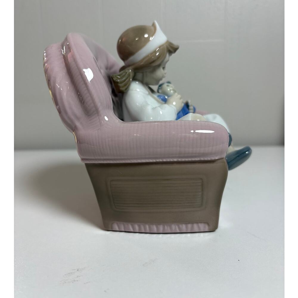 NAO Handmade in Spain by Lladro Girl Playing Nurse #1055 Figurine - Picture 4 of 9